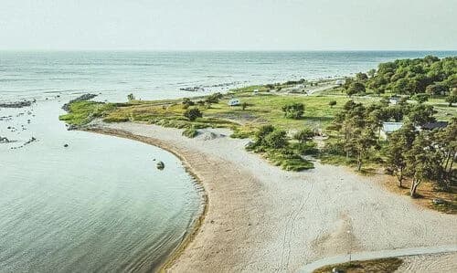 Upptäck Snäck Camping! Ställplatser för husbil/husvagn vid Visby. Njut av havsutsikt, sandstrand, pool & restaurang på Gotland. Boka din plats nära natur!