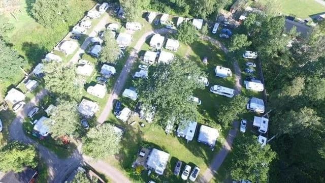 Hitta din perfekta ställplats på Strandbadets Camping i Borensberg! Nära Göta Kanal & Boren med el, service, bad, minigolf & restaurang. Husbil/husvagn.