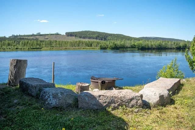 Unik ställplats på Sun Dance Ranch i Ekshärad för husbil/husvagn. Upplev ranchliv, hästar, jacuzzi & Klarälven. Äventyr & lugn i Värmland.