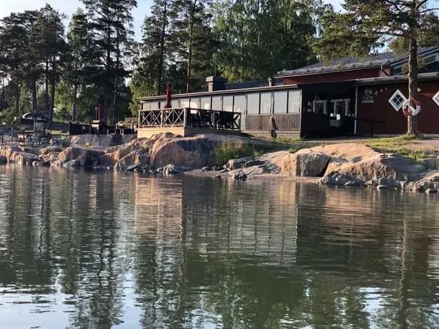 Upptäck Sunnanö Camping nära Öregrund! Havsnära ställplatser för husbil/husvagn med el, service, bad, bastu, fiske, båtuthyrning & restaurang.