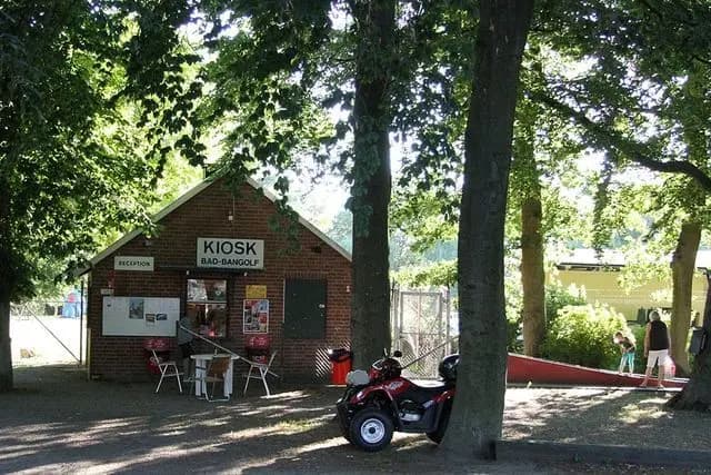 Stadsnära ställplats i Tomelilla för husbil & husvagn. Perfekt bas vid Folkets Park för att utforska Österlen. Nära service & sevärdheter. Boka din plats!