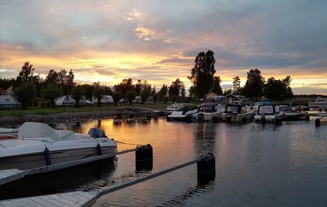 Upptäck Torsö Camping – natursköna ställplatser för husbil/husvagn vid Vänern. Massor av aktiviteter, badstrand & familjevänlig atmosfär. Boka din plats!