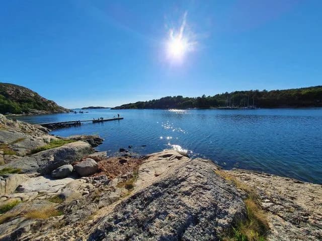 Upptäck Trellebystrand i Lysekil! Naturskön ställplats för husbil vid havet med el, vattenrutsch, MTB, klättring & nära centrum. Öppet året runt.