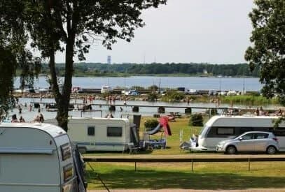 Upptäck Trummenäs Camping – förstklassiga ställplatser för husbil vid havet i Karlskrona. Njut av golf, bad, aktiviteter & närhet till Blekinge skärgård.