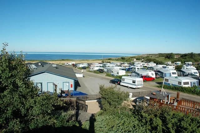 Upptäck Ugglarp Camping! Fantastiska ställplatser vid havet i Halland. Njut av sandstrand, äventyrsgolf, padel, restaurang & familjeaktiviteter. Boka nu!