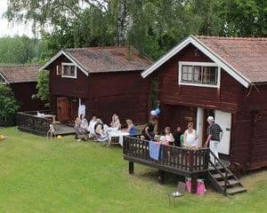 Hitta din perfekta ställplats vid sjön Varpen! Vevlingestrands Camping nära Bollnäs erbjuder husbilsplatser & husvagnsplatser med el, bad, fiske & service.
