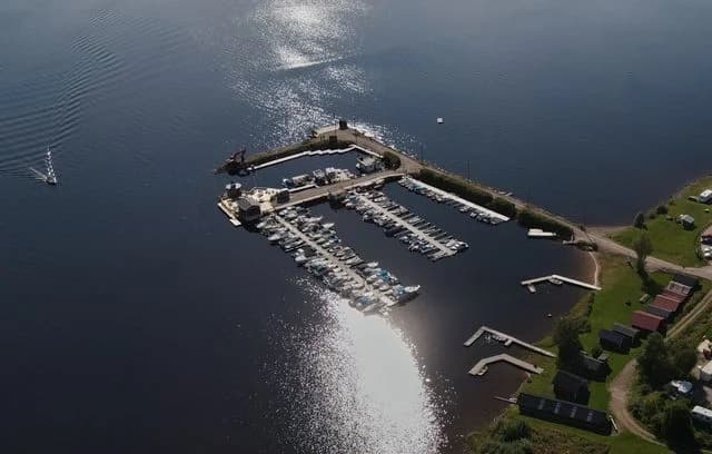 Upptäck Vikarby Båtklubb – en naturskön ställplats vid Siljan med el, dusch, WC, bastuflotte, badstrand & sommarservering. Perfekt för husbil/husvagn.