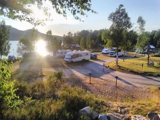 Upplev Värmlands Sjö & Fjäll Camping – naturnära ställplatser för husbil/husvagn vid sjö & fjäll nära Torsby. Öppet året runt med full service & aktiviteter.