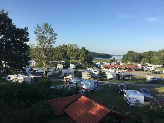Upptäck Västerås Camping Ängsö – naturnära ställplatser för husbil/husvagn vid Mälaren. Bad, fiske, minigolf, restaurang & nära Ängsö Naturreservat.