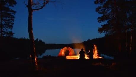 Upptäck Wilderness Camping i Nyfors, Dalarna. Naturnära ställplats för husbil/husvagn med fiske, kanot, bad & vandring. WC & sopsortering. Boka ditt äventyr!