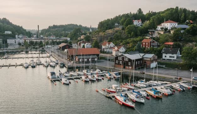 Central ställplats i Valdemarsvik (Storgatan 17) nära hamnen. Perfekt bas för husbil/husvagn att utforska skärgården. Service & aktiviteter nära.