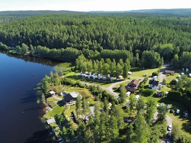 Upptäck Fiskevik Camping i Arvika – naturnära ställplatser för husbil/husvagn vid Nysockensjön. Elplatser, fiske, badstrand, båtuthyrning & service.