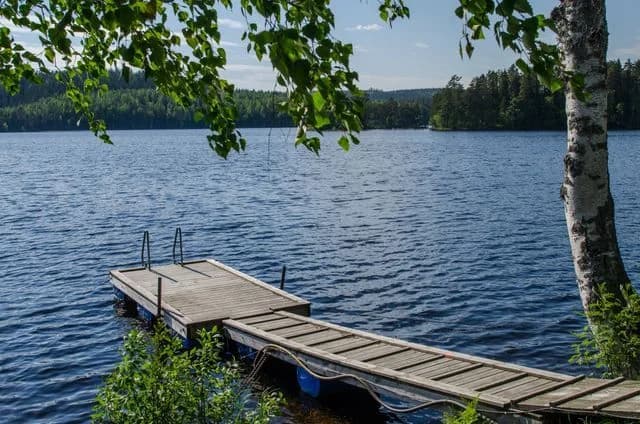 Upplev Kloten Nature Resort – unik ställplats i Bergslagen vid sjö & naturreservat. El, service, restaurang, bastu, badtunna & massor av aktiviteter.