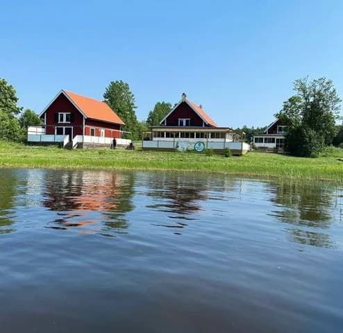 Upptäck Väddö Gårdsmejeri Camping – unika ställplatser för husbil vid ett levande gårdsmejeri i Roslagen. Nära natur, hav och lokala smaker.