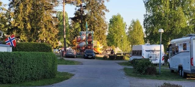 Bo på Årjäng Camping & Stugor Sommarvik! 5-stjärnig resort vid Västra Silen med ställplatser, pool, strand, spa & massor av aktiviteter för husbil/husvagn.